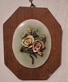 quadrino in legno, con fiori di ceramica 