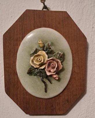 quadrino in legno, con fiori di ceramica 