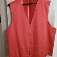 Gilet rosso, bottoni dorati.
