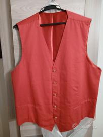 Gilet rosso, bottoni dorati.