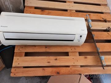 Singolo split daikin modello ATX35 12000BTU