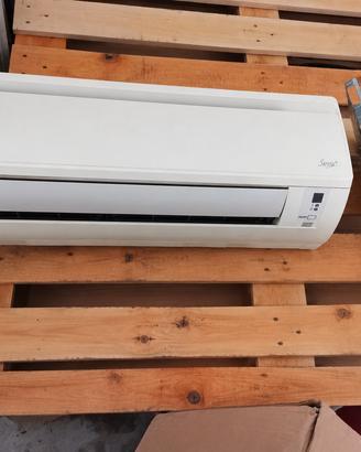Singolo split daikin modello ATX35 12000BTU