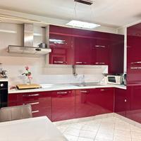 cucina completa con elettrodomestici