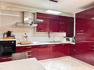 cucina completa con elettrodomestici