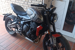 Triumph trident 660 Red devil