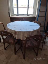 tavolo rotondo con 6 sedie.