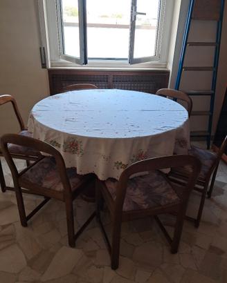 tavolo rotondo con 6 sedie.