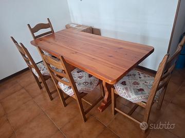 Tavolo con sedie
