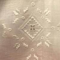 Antica tovaglietta lino ricami tono su tono