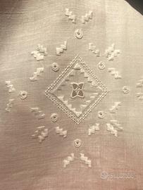 Antica tovaglietta lino ricami tono su tono