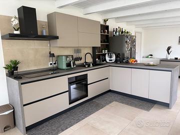 Acquistati nel 2023, come nuovi.