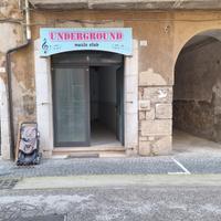 Locale di mq. 100 con una vetrina fronte strada