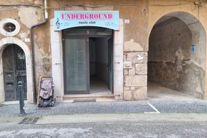 Locale di mq. 100 con una vetrina fronte strada