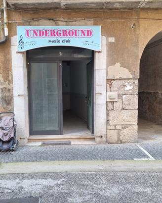 Locale di mq. 100 con una vetrina fronte strada