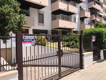 Locale piano terra con seminterrato