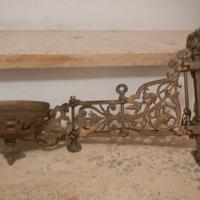 Porta lampada Vittoriano in ghisa con staffa.