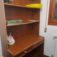 Scrivania con libreria