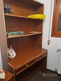 Scrivania con libreria