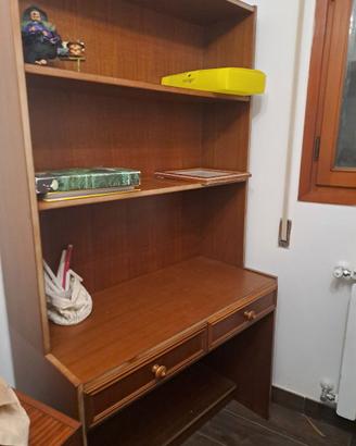 Scrivania con libreria