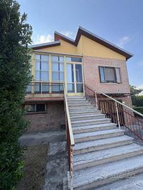 Villa di 140 m² con più di 5 locali e box auto dop