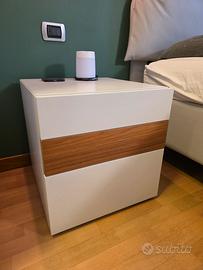 2 Comodini in legno laccato opaco, cassetto noce