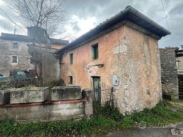 CASA DI CORTE A VEROLI