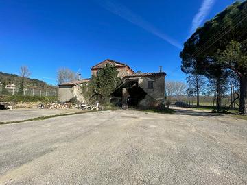 Azienda agricola di 20 Ha con casale e capannoni