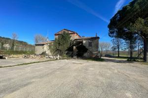 Azienda agricola di 20 Ha con casale e capannoni