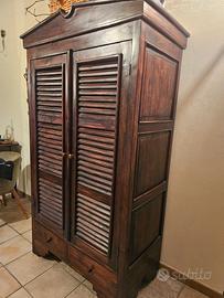 Tavolo, sedie e armadio