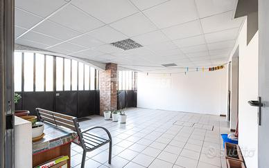 Porzione di casa con spazi ampi e comfort esclusiv