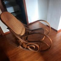 Poltrona a dondolo in legno con seduta in paglia