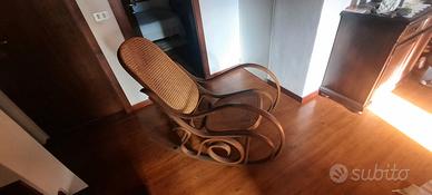 Poltrona a dondolo in legno con seduta in paglia