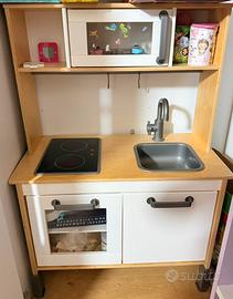 Cucina Ikea in legno per bambini