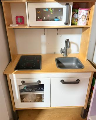 Cucina Ikea in legno per bambini