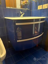 Mobile bagno blu con lavandino e specchio