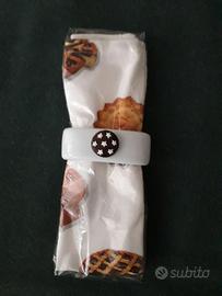 Portatovagliolo in ceramica e tovagliolo abbinato.