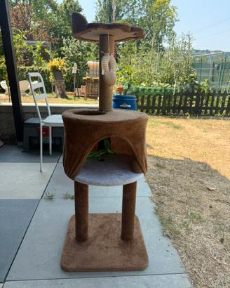 Tiragraffi per gatti con cuccia