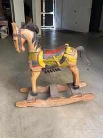 Cavallo a dondolo in legno