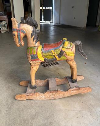 Cavallo a dondolo in legno
