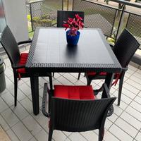 Tavolo con 4 sedie da terrazzo o giardino