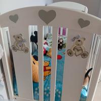 Lettino rosa e culletta bianca