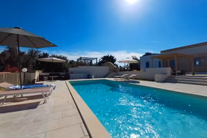 Residence con piscina tra gli ulivi in Salento