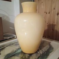 Vaso color avorio in vetro