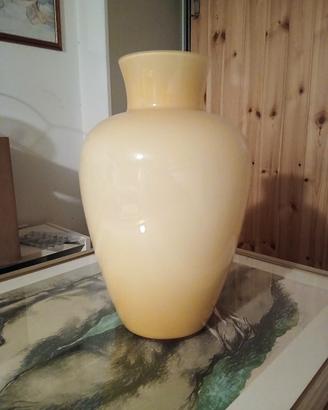 Vaso color avorio in vetro