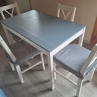 tavolo in legno grigio e bianco 