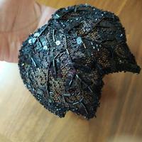 Acconciatura vintage nera con perline e paillettes