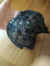 Acconciatura vintage nera con perline e paillettes