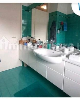 Mobile bagno bianco laccato+piano in marmo carrara