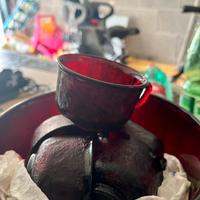 Ciotola e tazzine in vetro rosso