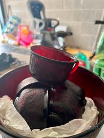 Ciotola e tazzine in vetro rosso